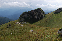 Панорама гор Адыгеи фото с туристического маршрута Знаменитая Тридцатка - легендарного маршрута 30.  Автор фото Пичаев Максим.